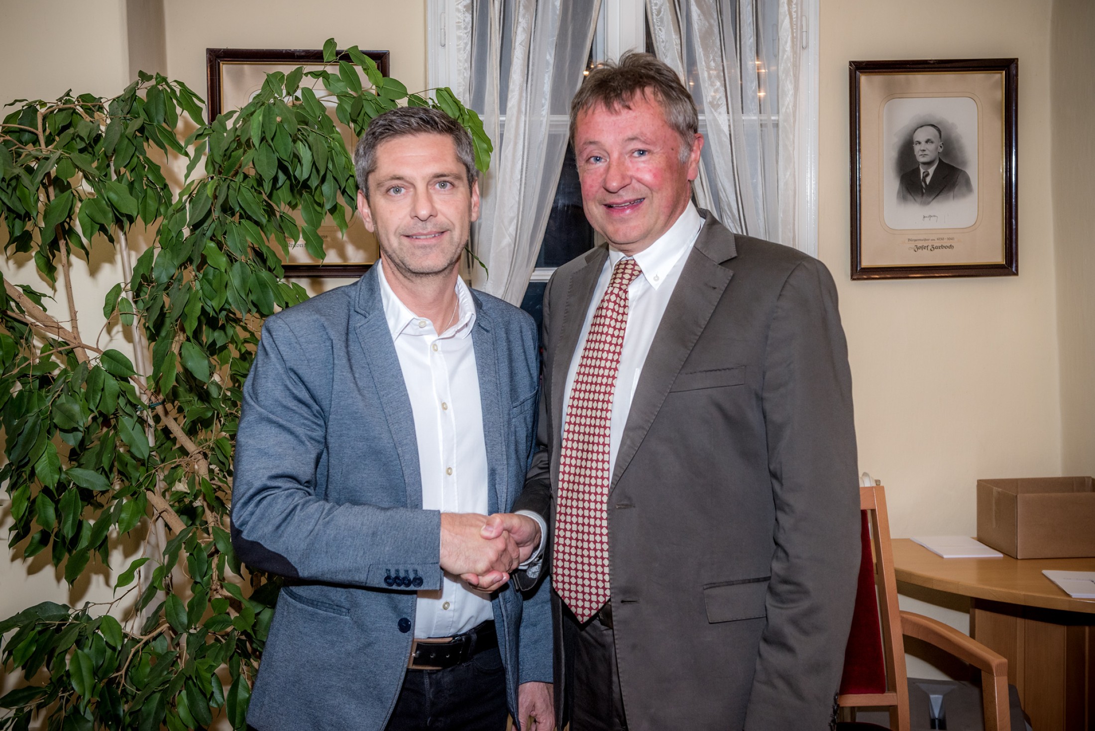 Bürgermeister Ing. Martin Falk gratuliert dem neuen Gemeinderat Günther Wieland