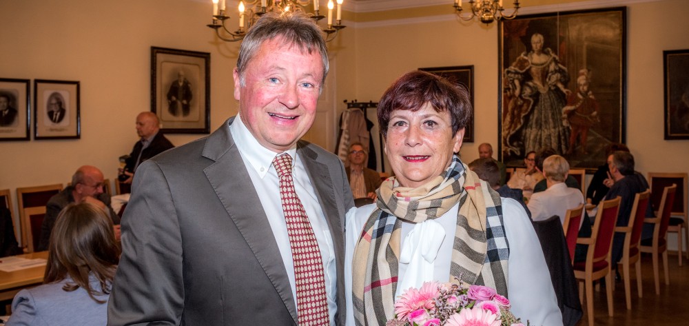 Bürgemeister Ing. Martin Falk gratuliert der neuen Vizebürgermeisterin Pauline Uitz
