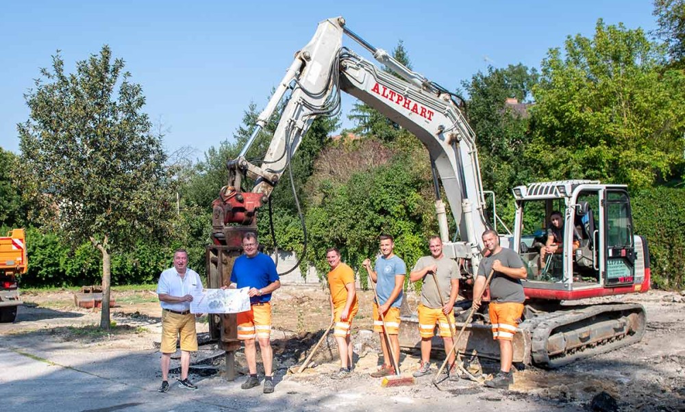 GGR Dipl.(HTL) Ing. Alfred
                                    Gundinger, Karl Baumgartner, Matthias Ederer, Jan Schmied, Daniel Neumeister, Lukas Steiner, Markus Pöppel (am Bagger) bei
                                    der Zitternberger Baustelle.