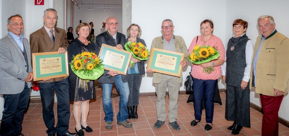 Verleihung der Silbernen Ehrenringe: GGR Josef Wiesinger, die Ringträger Ing. Karl Schrammel mit Gattin Brigitte, Friedrich
                                    Wiesinger mit Gattin, Johann Rippl mit Gattin Maria, Vizebürgermeisterin Pauline Uitz und GR Helmut Gröschel