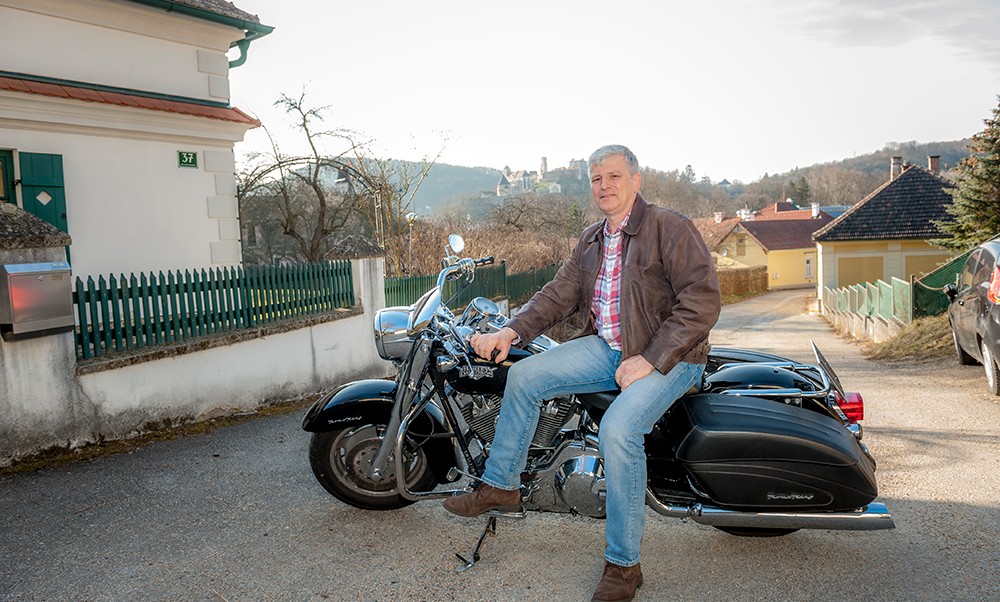 In seiner Freizeit fährt Wolfgang Eggenberger gerne Motorrad.